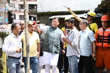 स्यानाचट्टी आपदा: सीएम ने प्रभावितों से मिल कर सुनी समस्याएं, हर संभव सहायता का आश्वाशन