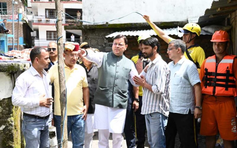स्यानाचट्टी आपदा: सीएम ने प्रभावितों से मिल कर सुनी समस्याएं, हर संभव सहायता का आश्वाशन