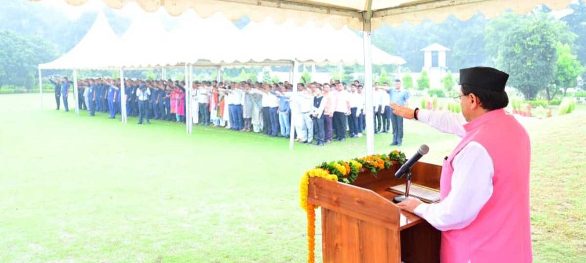 मुख्यमंत्री धामी ने 79 वें स्वतंत्रता दिवस पर मुख्यमंत्री आवास में ध्वजारोहण किया