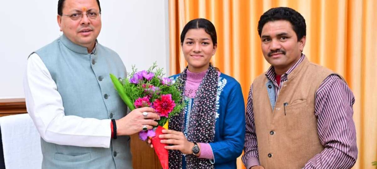 मुख्यमंत्री धामी से गैरसैंण (भराड़ीसैंण) में मुख्यमंत्री आदर्श ग्राम सारकोट की ग्राम प्रधान प्रियंका नेगी ने भेंट की