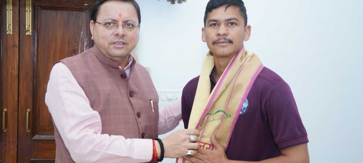 मुख्यमंत्री ने माउंट एवरेस्ट पर सफलतापूर्वक चढ़ने वाले चम्पावत के वीरेन्द्र को शुभकामनाएं दी