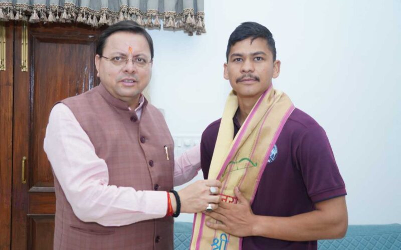 मुख्यमंत्री ने माउंट एवरेस्ट पर सफलतापूर्वक चढ़ने वाले चम्पावत के वीरेन्द्र को शुभकामनाएं दी