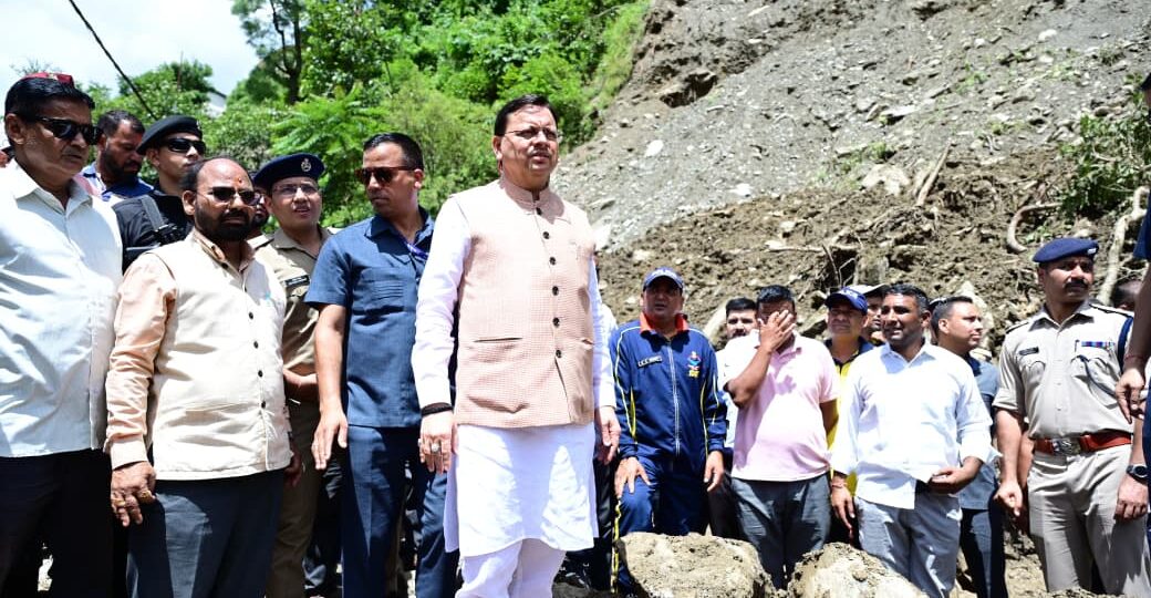 आपदा प्रभावित लोगों को देख सीएम धामी ने रुकवाया काफिला