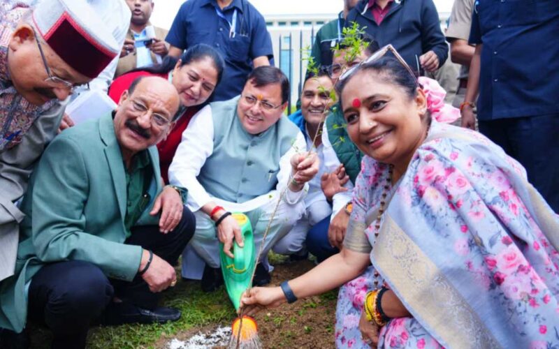 मुख्यमंत्री धामी और विधानसभा अध्यक्ष श्रीमती ऋतु खंडूडी भूषण ने गैरसैंण (भराड़ीसैंण) में “एक पेड़ माँ के नाम” अभियान के तहत पौधा रोपण किया
