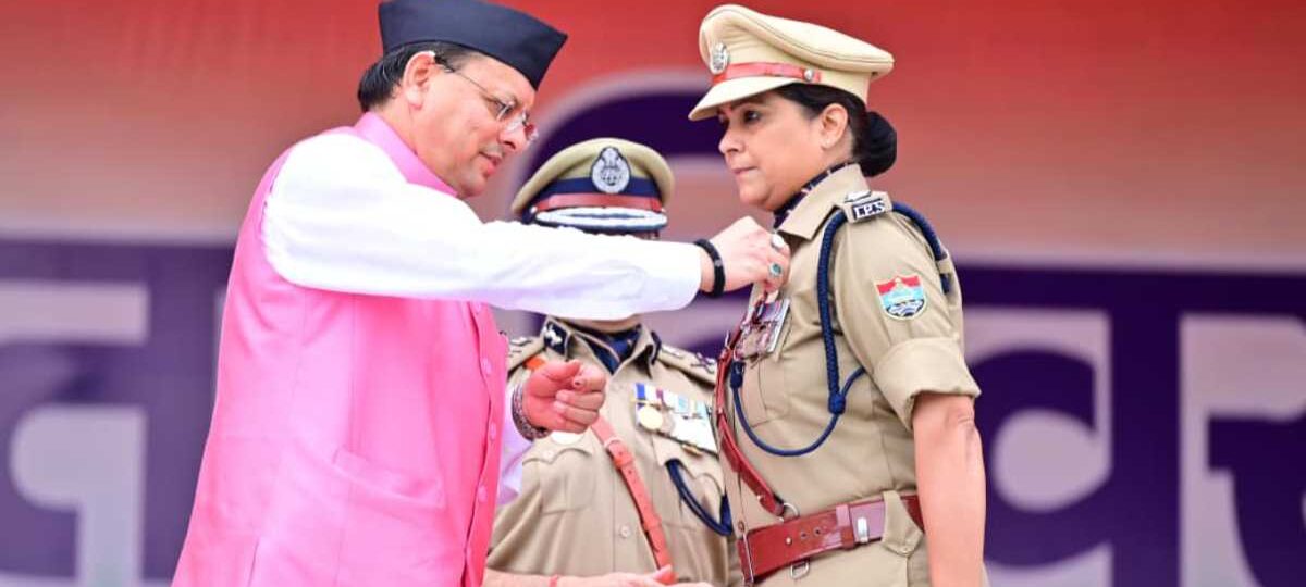 मुख्यमंत्री पुष्कर सिंह धामी ने परेड ग्राउंड में राज्य के मुख्य कार्यक्रम में ध्वजारोहण किया