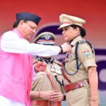 मुख्यमंत्री पुष्कर सिंह धामी ने परेड ग्राउंड में राज्य के मुख्य कार्यक्रम में ध्वजारोहण किया