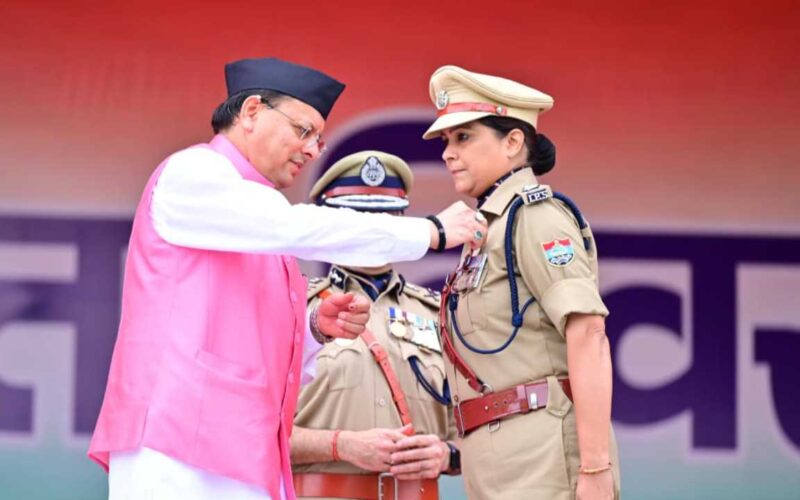 मुख्यमंत्री पुष्कर सिंह धामी ने परेड ग्राउंड में राज्य के मुख्य कार्यक्रम में ध्वजारोहण किया