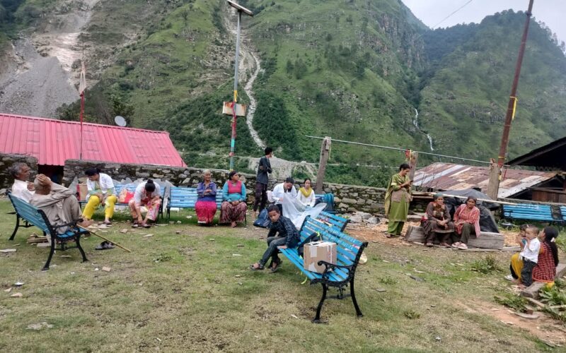 यमुनोत्री के स्यानाचट्टी में आपदा प्रभावित क्षेत्रों में आयोजित हुआ चिकित्सा शिविर