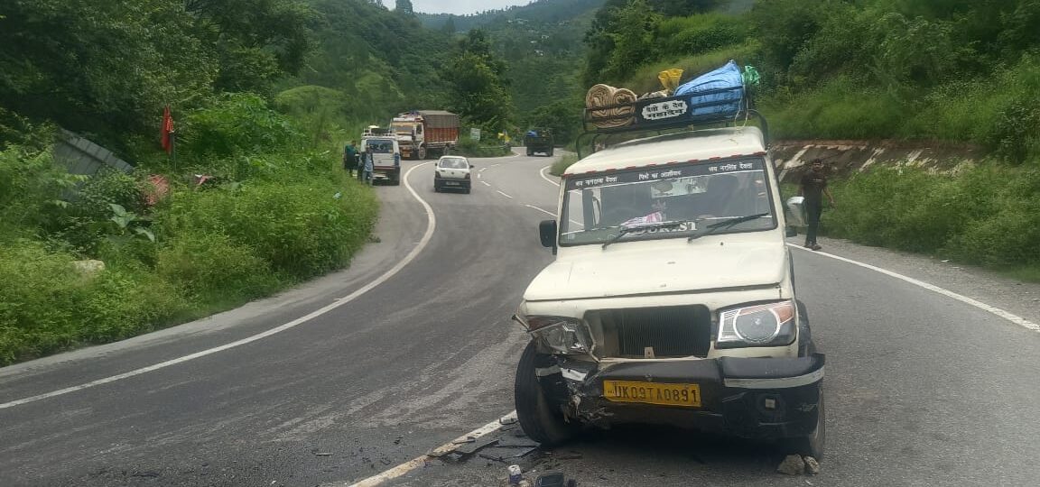 बोलेरो और वेगनार की आपस में टक्कर, बाल-बाल बचे यात्री