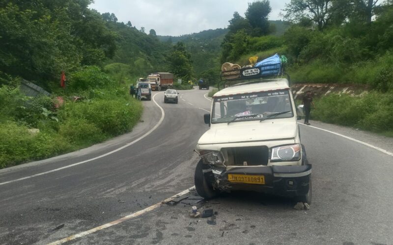 बोलेरो और वेगनार की आपस में टक्कर, बाल-बाल बचे यात्री
