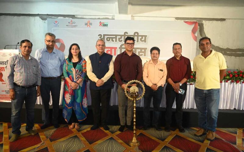 एचआईवी/एड्स जागरूकता में उत्कृष्ट योगदान देने वालों को किया गया सम्मानित