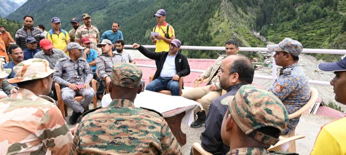 जिलाधिकारी प्रशांत आर्य ने आपदा प्रभावित क्षेत्र धराली का भ्रमण किया