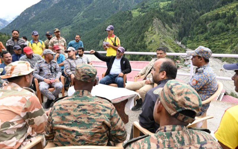 जिलाधिकारी प्रशांत आर्य ने आपदा प्रभावित क्षेत्र धराली का भ्रमण किया