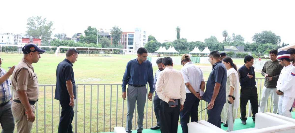 देहरादून परेड ग्राउंड में तैयारियां पूरी, डीएम सविन बंसल ने व्यवस्थाओं का लिया जायजा