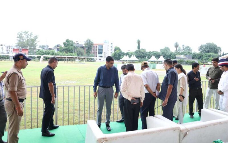 देहरादून परेड ग्राउंड में तैयारियां पूरी, डीएम सविन बंसल ने व्यवस्थाओं का लिया जायजा