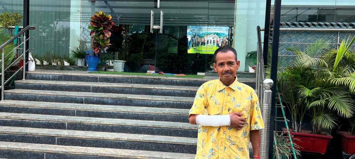 दून अस्पताल से लाइलाज रेफर हुए व्यथित राजू का बर्न स्पेशलिस्ट हेल्पिंग हैंड्स में हुआ था ऑपरेशन