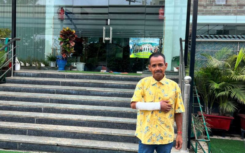 दून अस्पताल से लाइलाज रेफर हुए व्यथित राजू का बर्न स्पेशलिस्ट हेल्पिंग हैंड्स में हुआ था ऑपरेशन