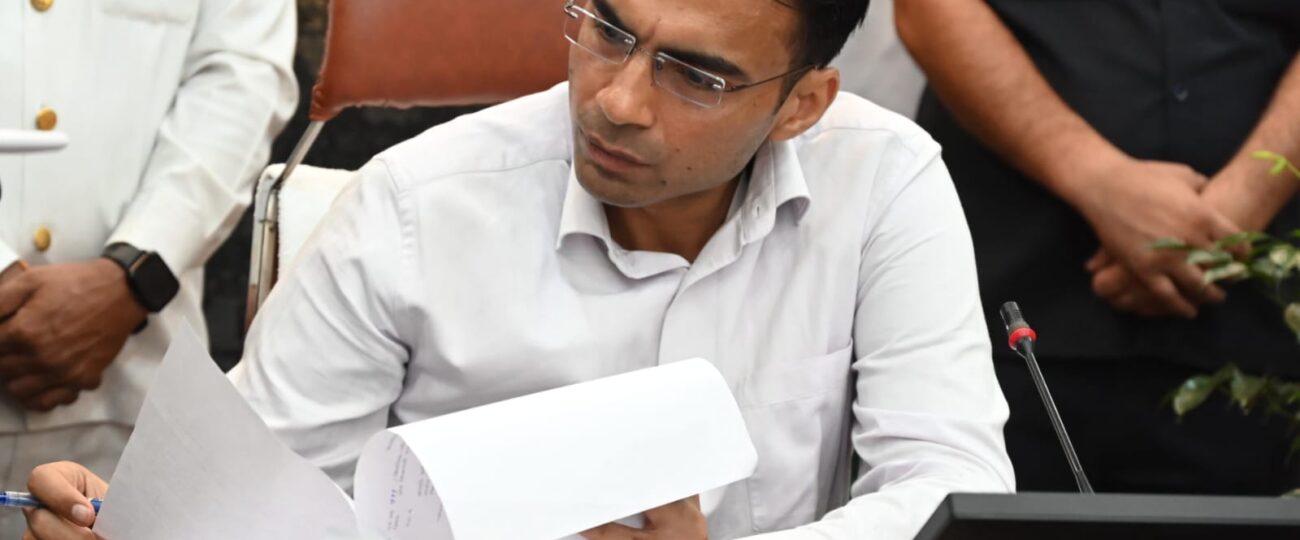 बैंक ऋण बीमा धोखाधड़ी करने वाले बैंको को पर जिला प्रशासन का प्रहार जारी