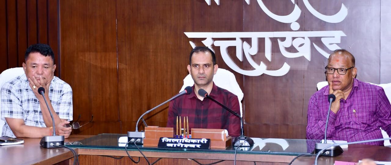 बागेश्वर: जिलाधिकारी ने सीएम हेल्पलाइन शिकायतों के त्वरित निस्तारण के दिए निर्देश