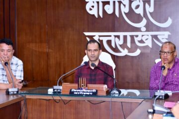 बागेश्वर: जिलाधिकारी ने सीएम हेल्पलाइन शिकायतों के त्वरित निस्तारण के दिए निर्देश
