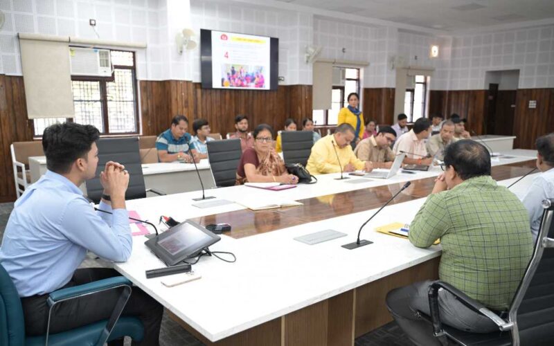 स्वास्थ्य व्यवस्थाओं को सुधारने के लिए जिलाधिकारी ने दिए आवश्यक दिशा निर्देश