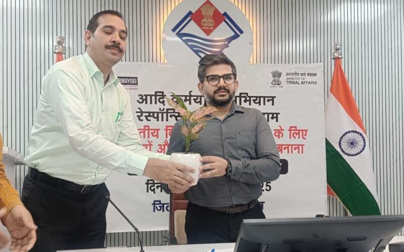 सीडीओ ने ‘‘आदि कर्मयोगी मिशन’’ के प्रतीक चिन्ह का किया अनावरण, अधिकारियों को सत्यनिष्ठा से मिशन पूर्ण करने की दिलाई शपथ