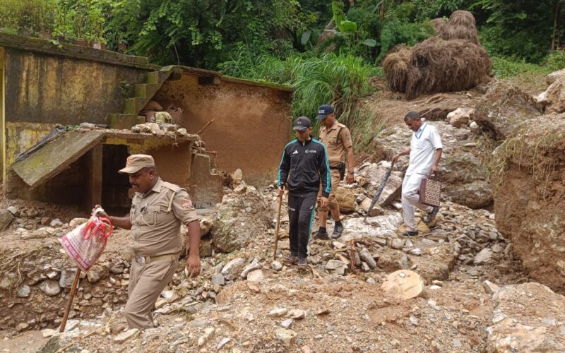 डीएम बागेश्वर पहुंचे पौंसारी एवं बैसानी क्षेत्र का निरीक्षण करने, दिए ये निर्देश…