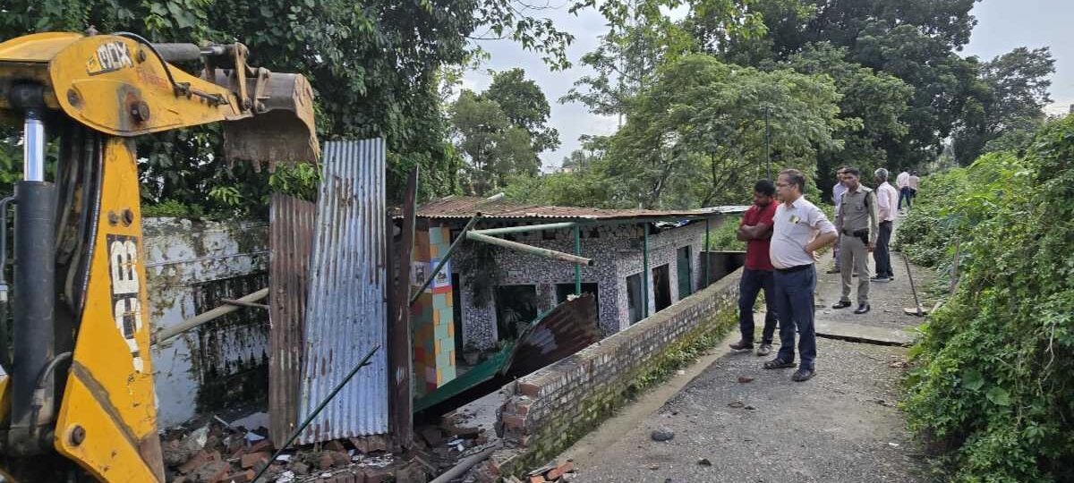 अवैध अतिक्रमण पर थम नहीं रहा जिला प्रशासन का प्रहार; दो स्थानों पर अतिक्रमण ध्वस्त