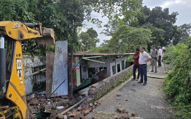 अवैध अतिक्रमण पर थम नहीं रहा जिला प्रशासन का प्रहार; दो स्थानों पर अतिक्रमण ध्वस्त