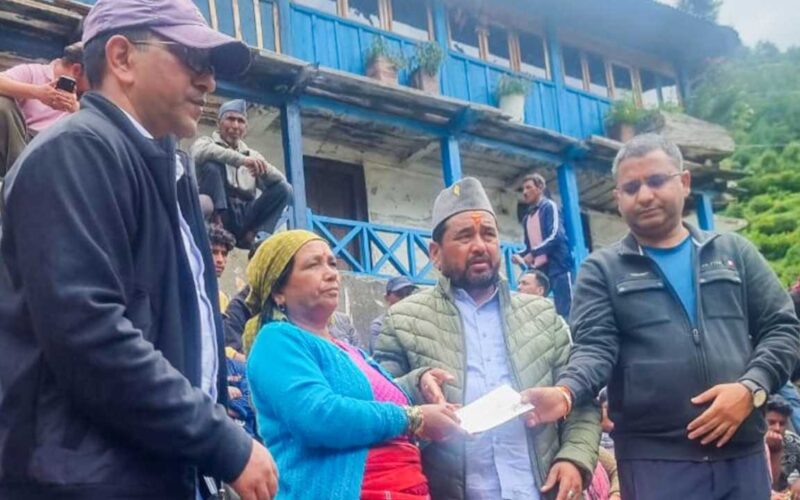 धराली में 98 आपदा प्रभावित परिवारों को मिली पाँच-पाँच लाख रुपये की तत्कालिक सहायता