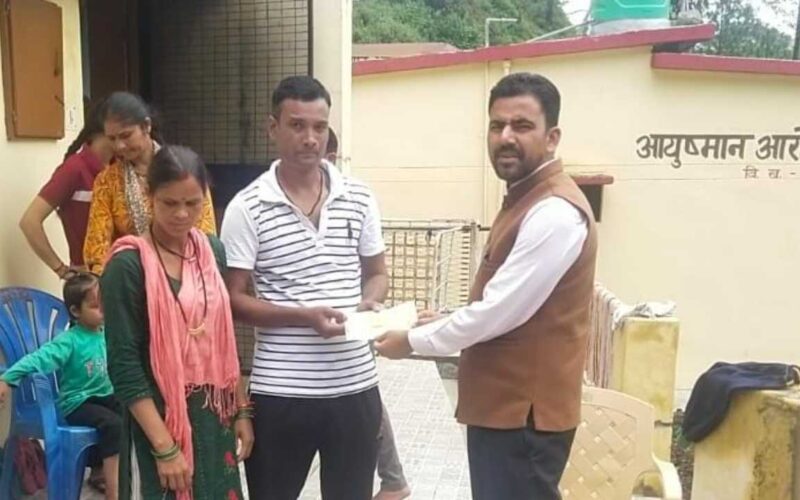 सीएम घोषणा के अनुरूप प्रभावित क्षेत्रों में वितरित किये राहत राशि के चेक