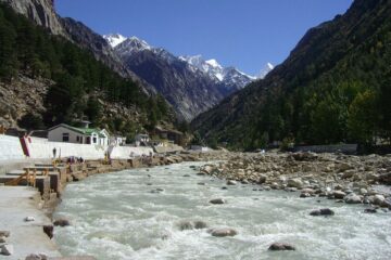 गंगोत्री की जलकथा बदल रही है: बर्फ़ घट रही, बारिश बढ़ रही