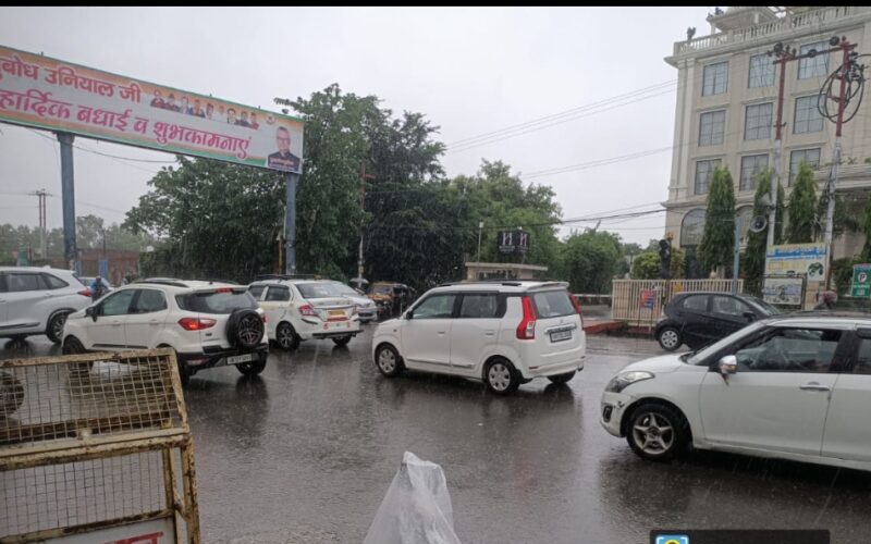 मूसलाधार बारिश से शहर में जलभराव, जिला प्रशासन ने त्वरित कार्रवाई कर किया समाधान