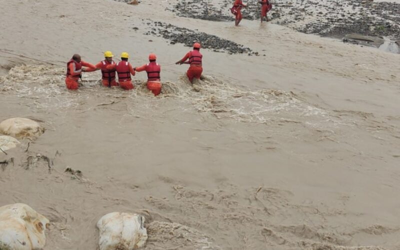 प्रेम नगर में नदी के बीच फंसी तीन जिंदगियों को जिला प्रशासन ने किया रेस्क्यू।