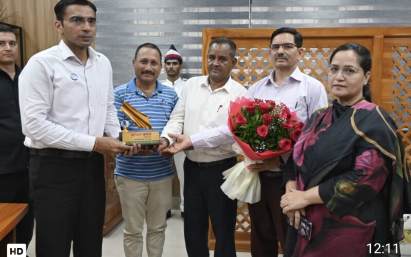 जिलाधिकारी ने वरिष्ठ पत्रकारों की जिला स्तरीय स्थाई समिति के सदस्यों से की बैठक