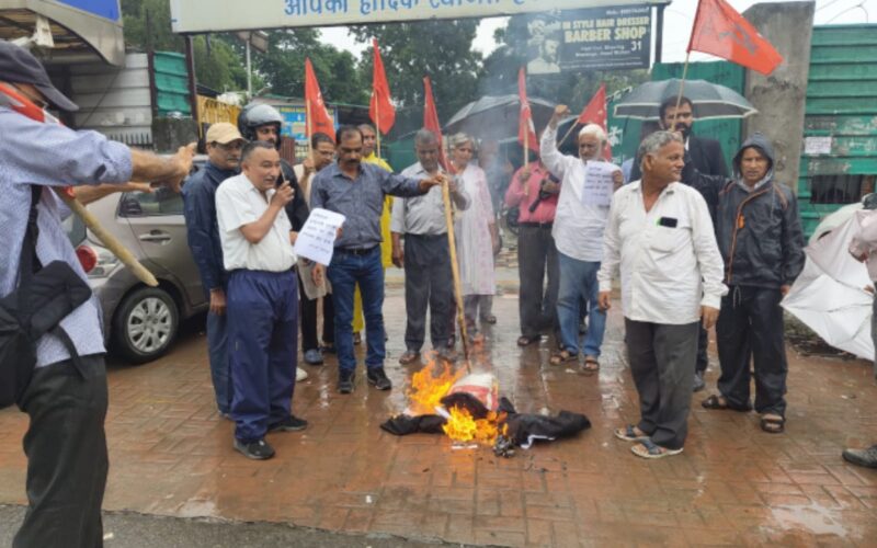 भारत पर अमेरिकी टैरिफ के विरोध में सीपीआईएम ने अमेरिकी राष्ट्रपति डोनाल्ड ट्रंप का पुतला किया दहन
