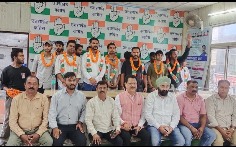 कांग्रेस की नीतियों से प्रभावित होकर दर्जनों लोग पार्टी में शामिल