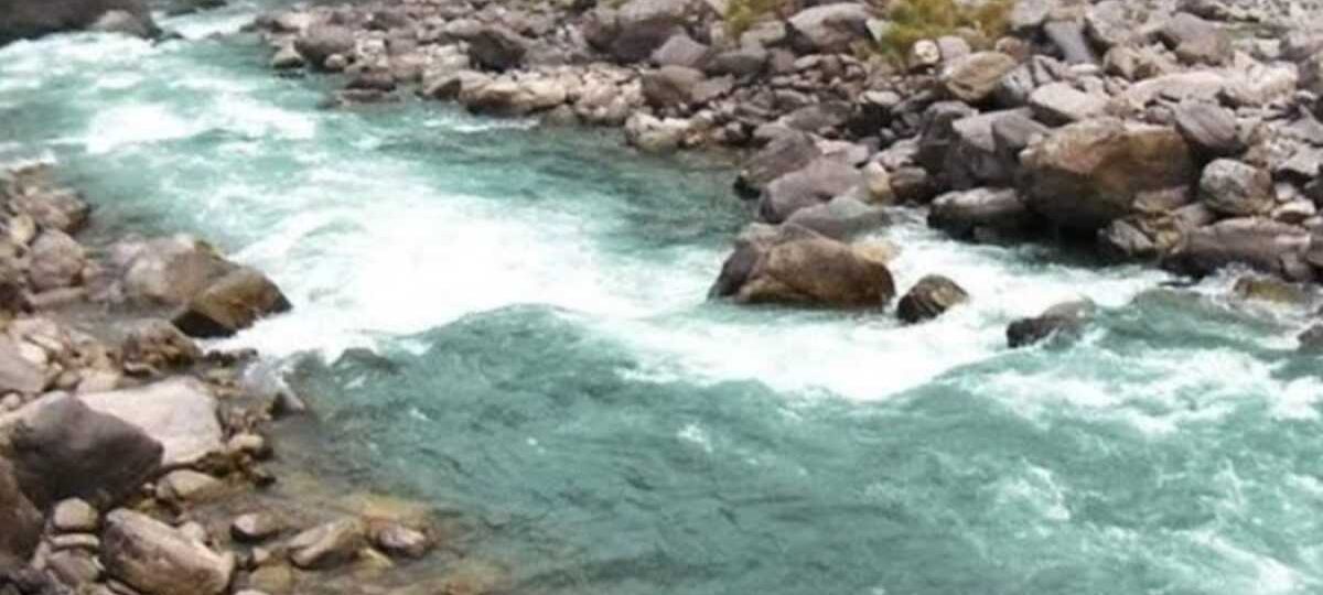 गंगा में बह रही पत्नी को बचाने के लिए पति कूदा, दोनों लापता