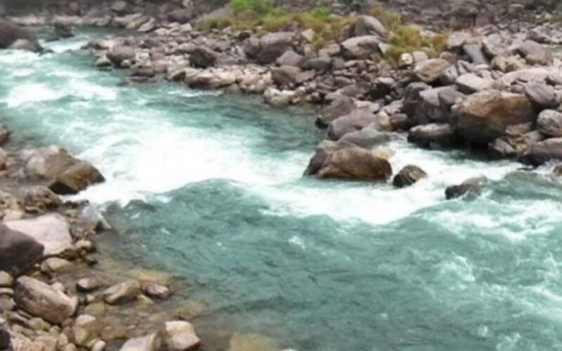 गंगा में बह रही पत्नी को बचाने के लिए पति कूदा, दोनों लापता