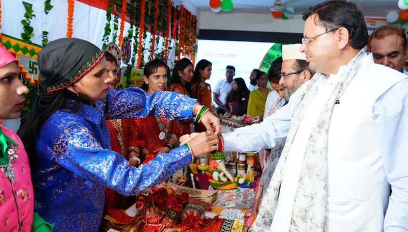 मुख्यमंत्री धामी को विभिन्न महिला स्वयं सहायता समूहों से जुड़ी बहनों ने राखी बाँधी