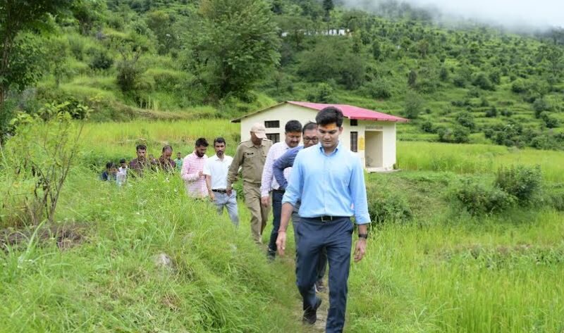ग्राउंड जीरो पर जिलाधिकारी प्रतीक जैन, मक्कुमठ पहुंचकर सुनी ग्रामीणों की समस्याएं, किया त्वरित निस्तारण