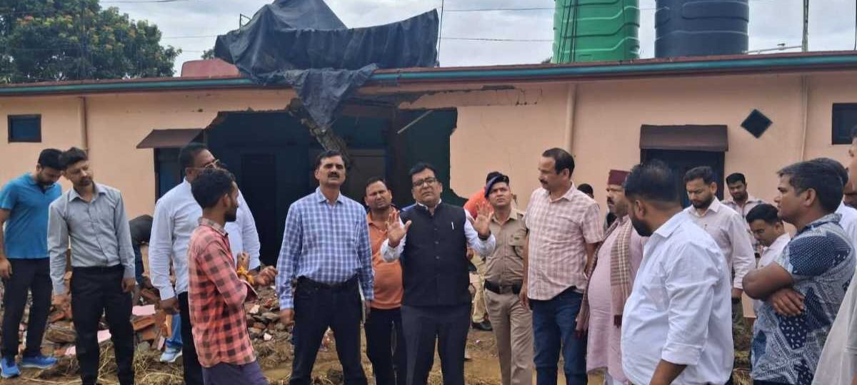 देवत गांव में पत्थर गिरने की घटना के बाद जिलाधिकारी का स्थलीय निरीक्षण, प्रभावित ग्रामीणों के पुनर्वास की व्यवस्था
