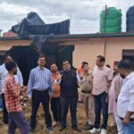 देवत गांव में पत्थर गिरने की घटना के बाद जिलाधिकारी का स्थलीय निरीक्षण, प्रभावित ग्रामीणों के पुनर्वास की व्यवस्था