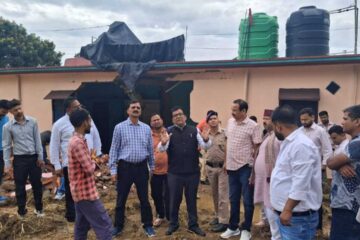 देवत गांव में पत्थर गिरने की घटना के बाद जिलाधिकारी का स्थलीय निरीक्षण, प्रभावित ग्रामीणों के पुनर्वास की व्यवस्था