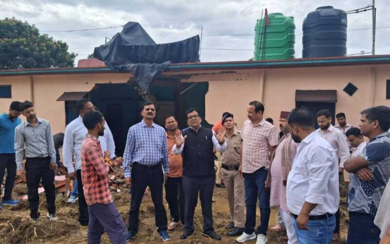 देवत गांव में पत्थर गिरने की घटना के बाद जिलाधिकारी का स्थलीय निरीक्षण, प्रभावित ग्रामीणों के पुनर्वास की व्यवस्था