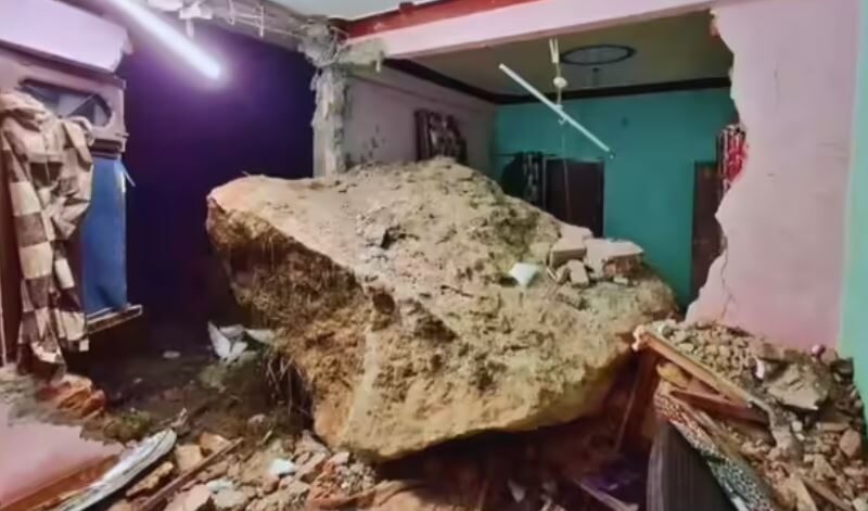पिथौरागढ़ पिथौरागढ़ में पहाड़ से गिरा पत्थर, मकान की दीवार तोड़कर घुसा, बच्चे की मौत, चार घायलमें पहाड़ से गिरा पत्थर, मकान की दीवार तोड़कर घुसा, बच्चे की मौत, चार घायल