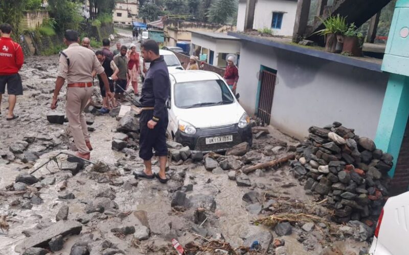 चमोली जिले के थराली इलाके में बीती रात बादल फटने से भयंकर तबाही