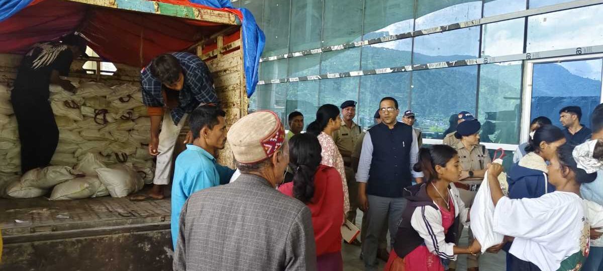 आपदा प्रभावित क्षेत्रों में राहत कार्य लगातार जारी, जिलाधिकारी ने लिया जायजा