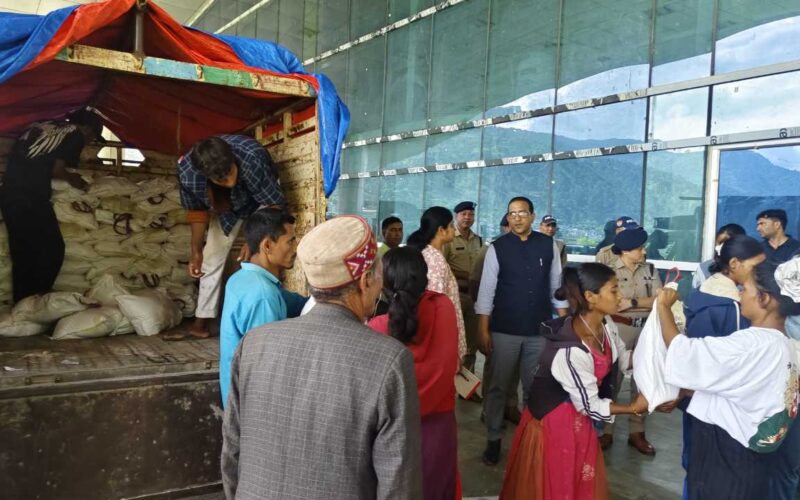आपदा प्रभावित क्षेत्रों में राहत कार्य लगातार जारी, जिलाधिकारी ने लिया जायजा