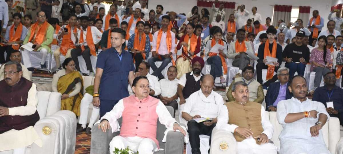 मुख्यमंत्री पुष्कर सिंह धामी ने प्रधानमंत्री नरेंद्र मोदी के मन की बात का 126वां एपिसोड सुना